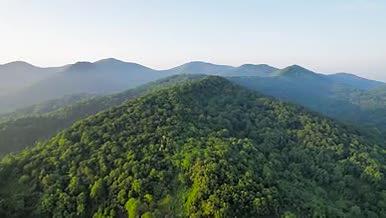4K航拍自然风光森林风景山脉重峦叠嶂视频的预览图